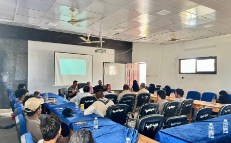 نائب رئيس جامعة المهرة لشؤون الطلاب يدشن المناقشات العلمية للبرامج الإذاعية والتلفزيونية لطلاب الإعلام بكلية الآداب