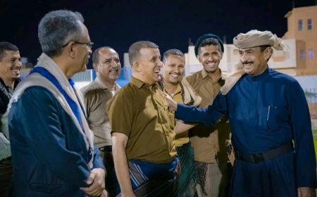 المحافظ بن الوزير يُدشن مشروع إنارة وتأهيل ملعب الفقيد الخليفي بـمدينة عتق