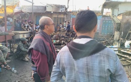 مدير عام تبن يتفقد أضرار حريق سوق الفيوش ويشيد بتحركات المحافظ الخدمية في قطاعي الدفاع المدني والكهرباء