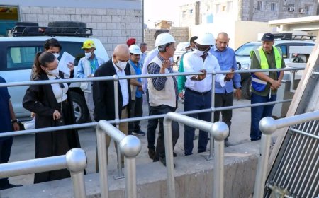 وزير المياه ووفد البنك الدولي يطلعان على التشغيل التجريبي لمشروع محطة الضخ بعدن