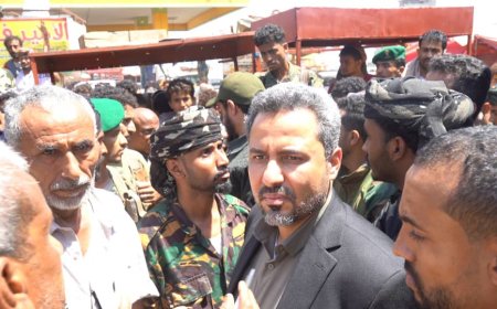 محافظ لحج الحالمي يطلع على أضرار حرائق سوق فيوش تبن