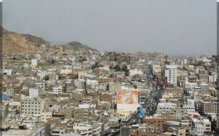 مشهد يهز مدينة تعز.. العثور على مولودة داخل باص والسائق يتهرب والشرطة ترفض استلامها وشابة تنقذها