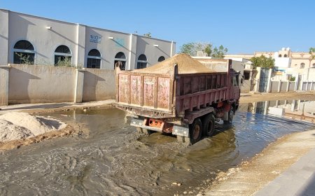 بتوجيهات مدير عام شبام مكتب الأشغال بالمديرية يباشر ردم مخلفات الأمطار أمام مدرسة عمار بن ياسر للتعليم الأساسي بالحاوي