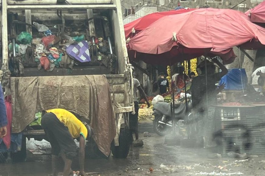 صندوق نظافة لحج يباشر ميدانياً برفع مخلفات الأمطار من شوارع الحوطة وتبن