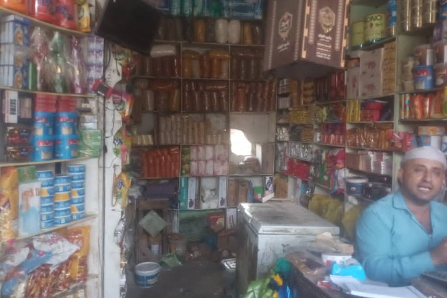 تعز. محلات تتعرض لسرقة من قبل مجهولون  في سوق مفرق جبل حبشي.