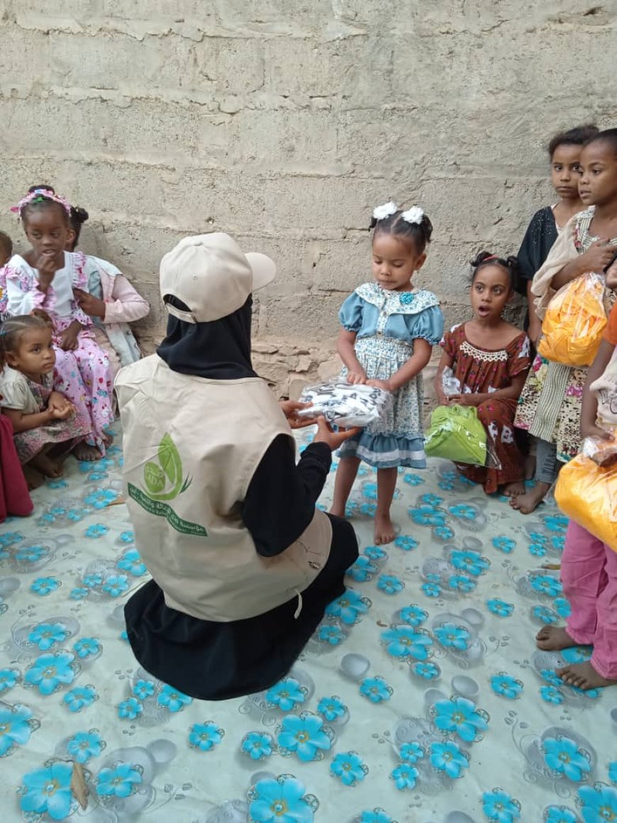مؤسسة صدى للإغاثة والتنمية توزع 100 بدلة جديدة على 100 طفلة من قرية الرواء بدعم من مؤسسة تراحم الإنسانية