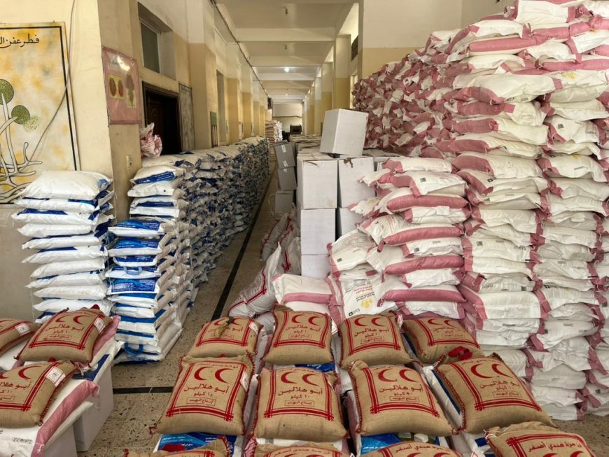 توزيع السلل الغذائية للعاملين في القطاع التربوي في مديرية صيرة بعدن