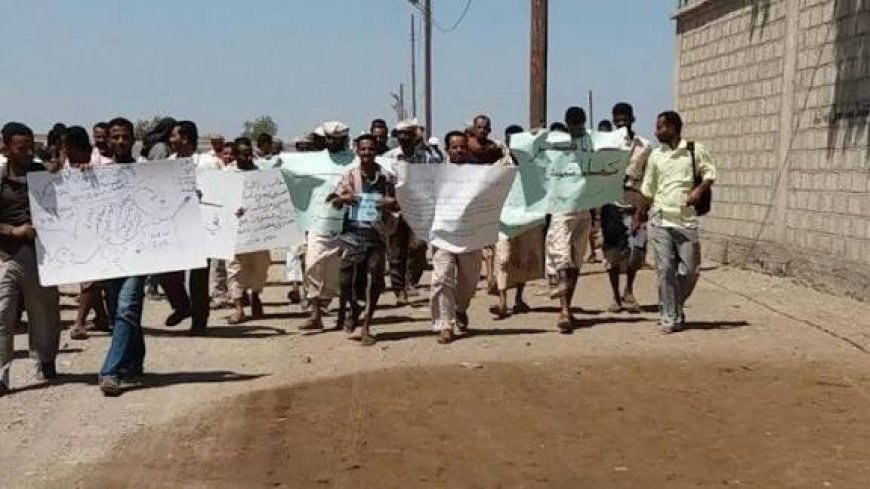 عاملو الخدمات الإجتماعية بمخيم اللاجئين بلحج يرفضون مماطلة جمعية الوصول والمفوضية السامية ويناشدون الصبيحي للتدخل