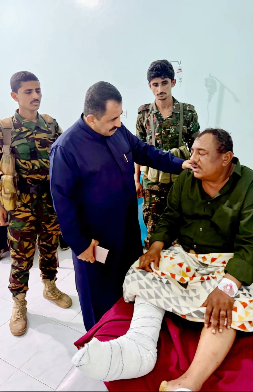 مدير عام شرطة شبوة يطمئن على صحة جندي المرور حمود جبران عقب تعرضه لحادث