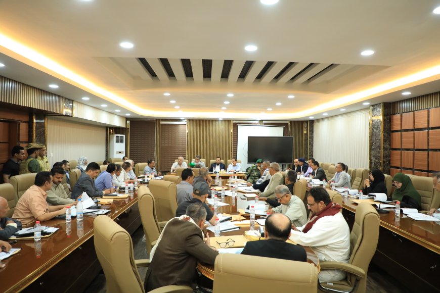 برئاسة المحافظ عبدالرحمن شيخ .. المكتب التنفيذي يستعرض أوضاع المياه والصرف الصحي ويشدد على رفع وتيرة العمل ومضاعفة الجهود الخدمية والرقابية