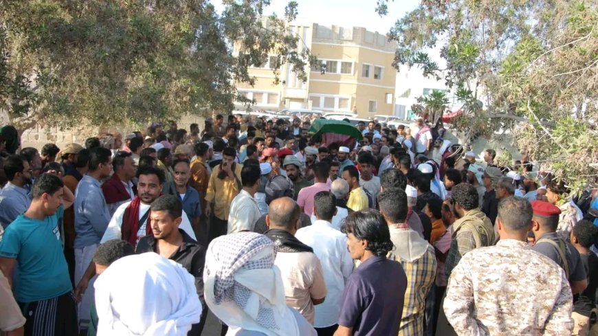 وكيل حضرموت يقدم واجب العزاء في وفاة الشاب محمد زكي الحضرمي ويشارك في مراسم التشييع بالشحر