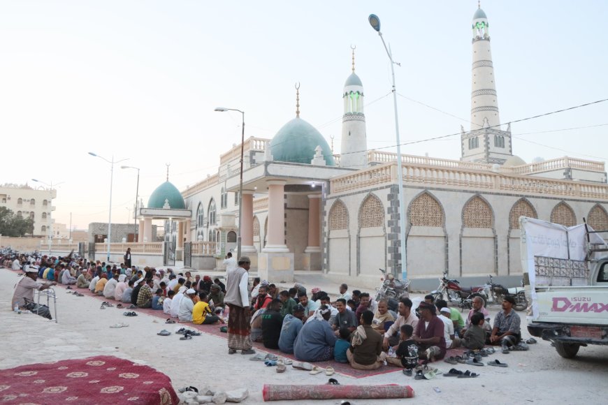 أكبر مائدة افطار صدقة لجميع أموات حيي السحيل وشحوح تقام أمام البوابة الغربية التاريخية لمدينة سيئون