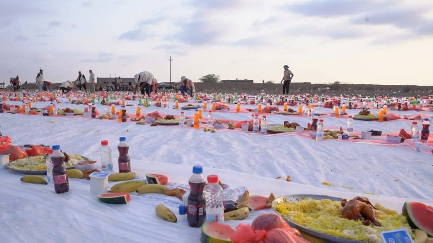 تعز.خلية الأعمال الإنسانية تقيم مشروع إفطار في مديرية موزع.