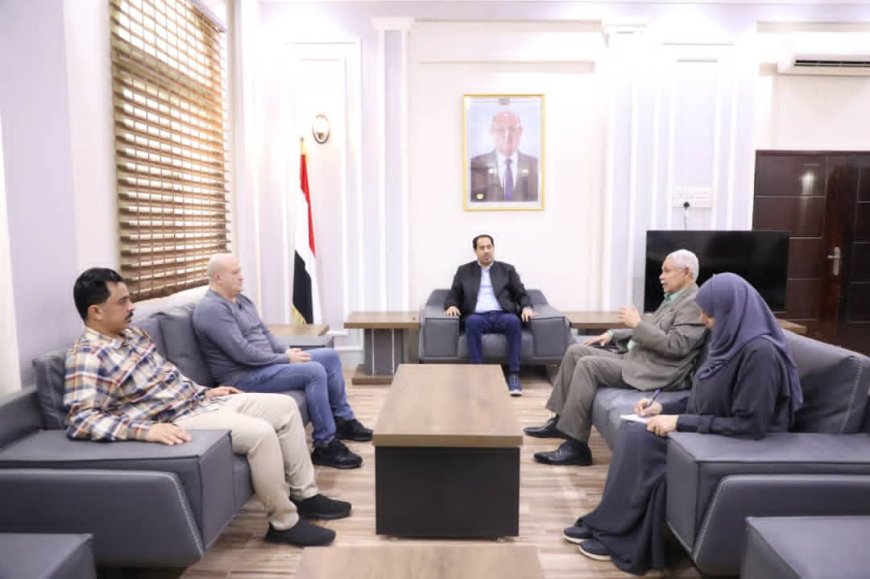 وزير الشباب والرياضة يلتقي مدرب المنتخب الوطني الأول نور الدين ولد علي