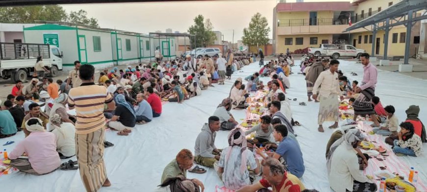 تعز.الخلية الإنسانية تدعم،،،موائد الخير تجمع أبناء الزهاري على مائدة التلاحم والتراحم