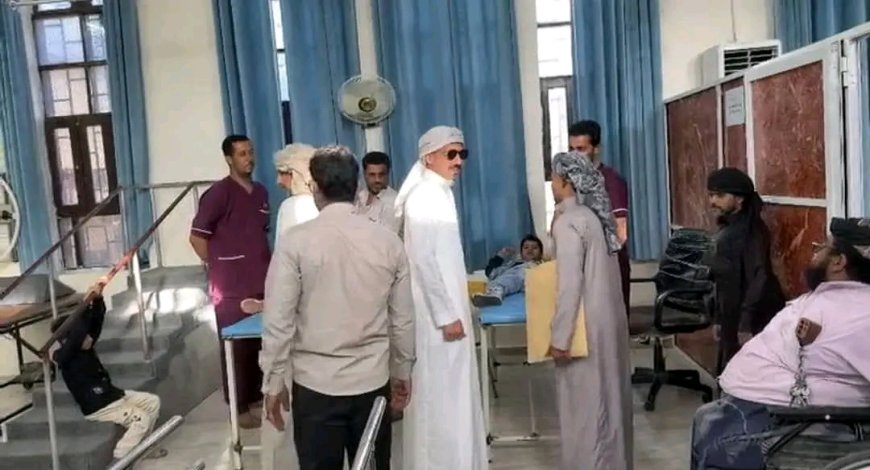 وكيل محافظة المهرة لشؤون العلاقات العامة وضابط الشؤون المدنية بالجانب السعودي يزوران جمعية المعاقين حركياً