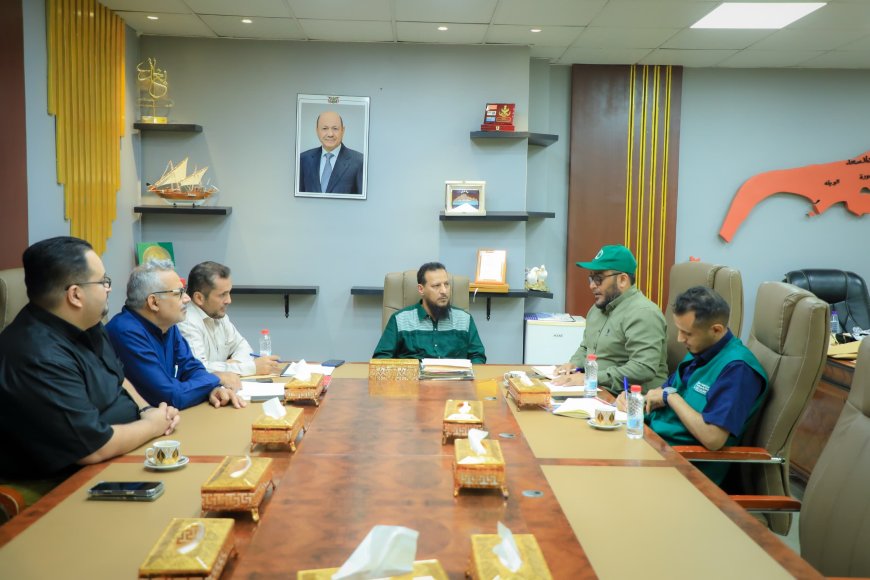 المحافظ عبدالرحمن شيخ يشدد على تكامل الجهود الإنسانية لضمان وصول الدعم لمستحقيه