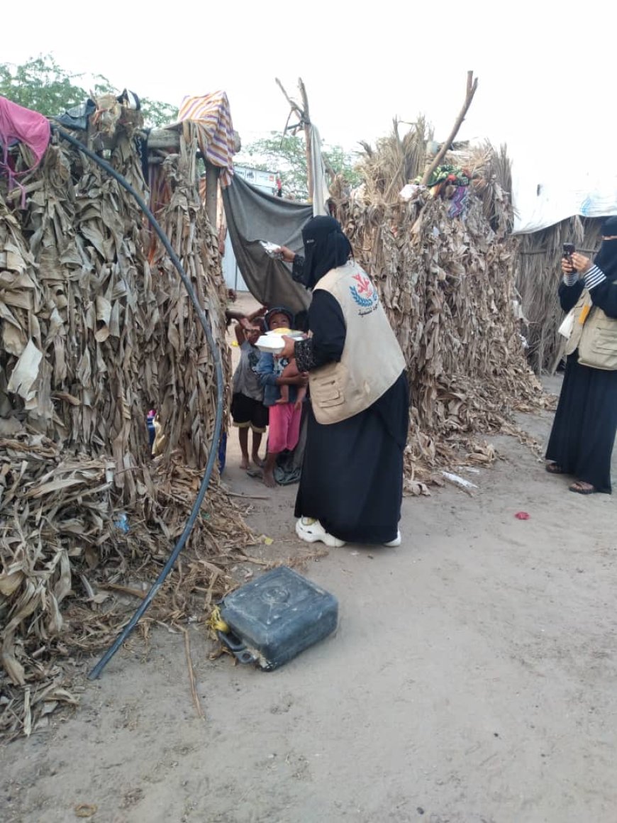 توزيع 130 وجبة إفطار صائم للمحتاجين والنازحين في خنفر بأبين