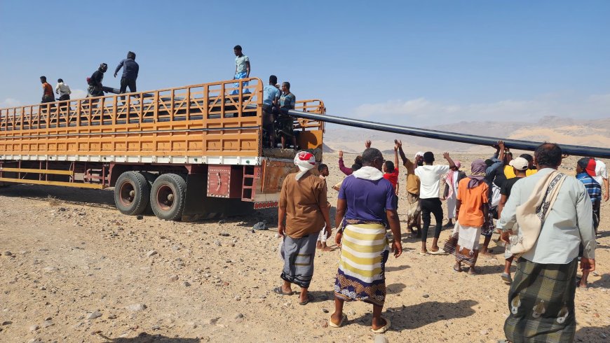 برعاية محافظ شبوة ابن الوزير.. تدشين استلام أنابيب شبكة الأسالة لمشروع مياه مدينة بئر علي بمديرية رضوم