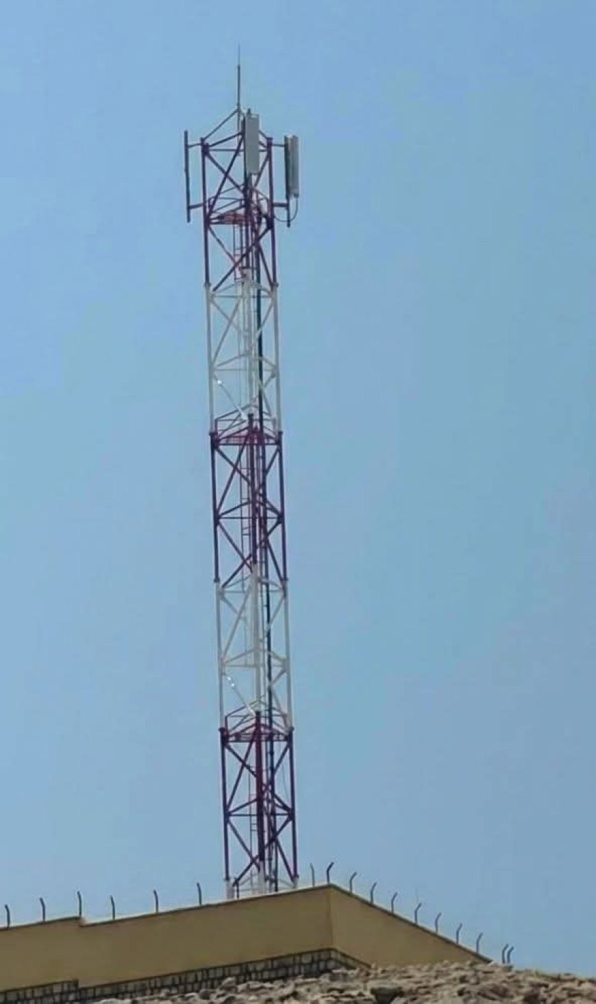 أبراج “يمن موبايل” في دوعن.. هياكل قائمة وخدمة غائبة وغضب شعبي يتصاعد من عبث التأخير