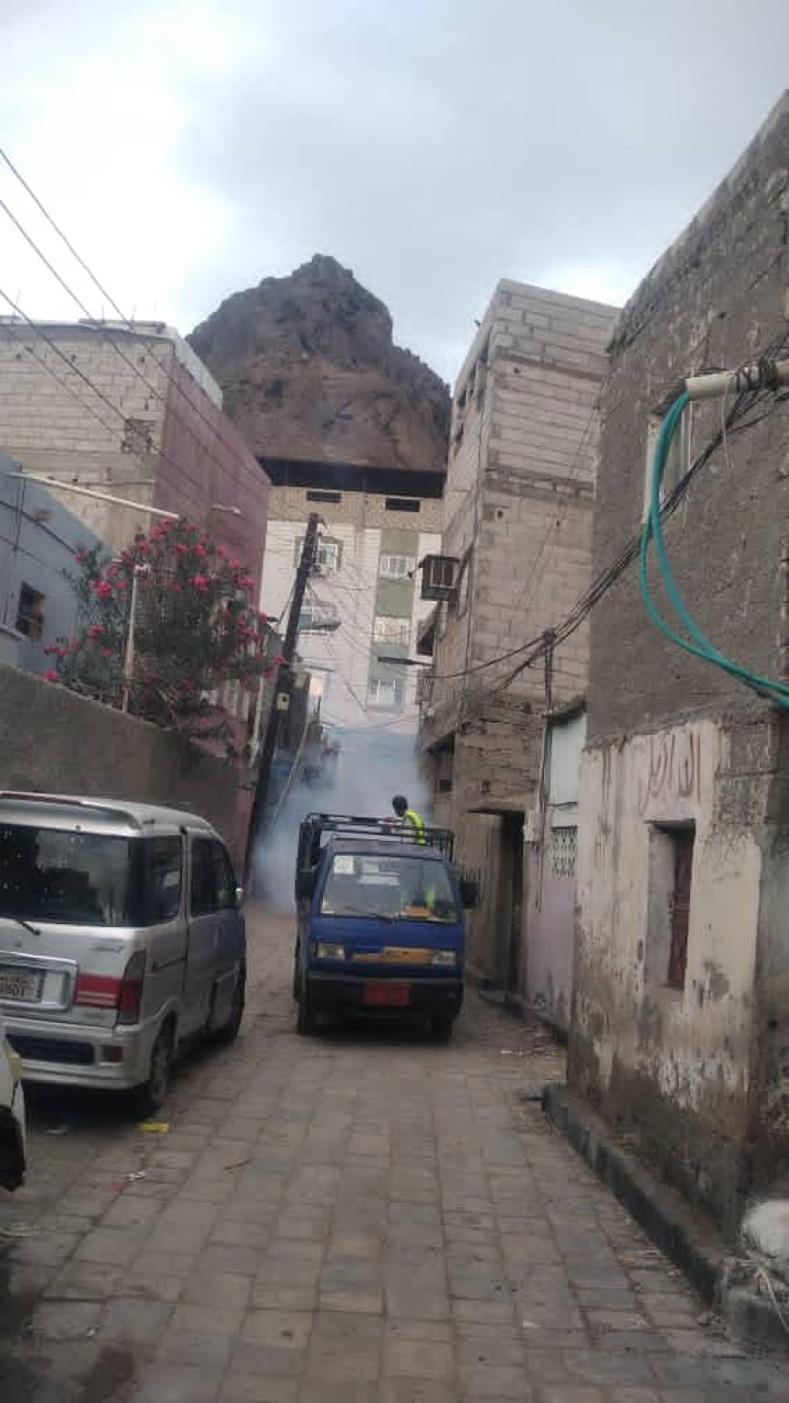 تواصل حملات الرش الضبابي لمكافحة البعوض في مديرية صيرة بعدن