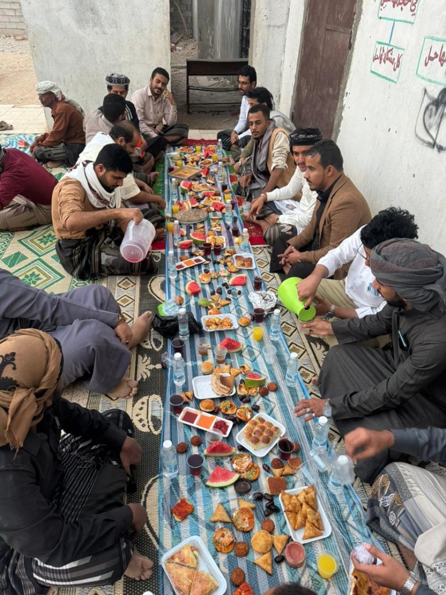 كوادر صحية ونشطاء بمناطق الواحدي ينظمون إفطارًا بمدينة عزان