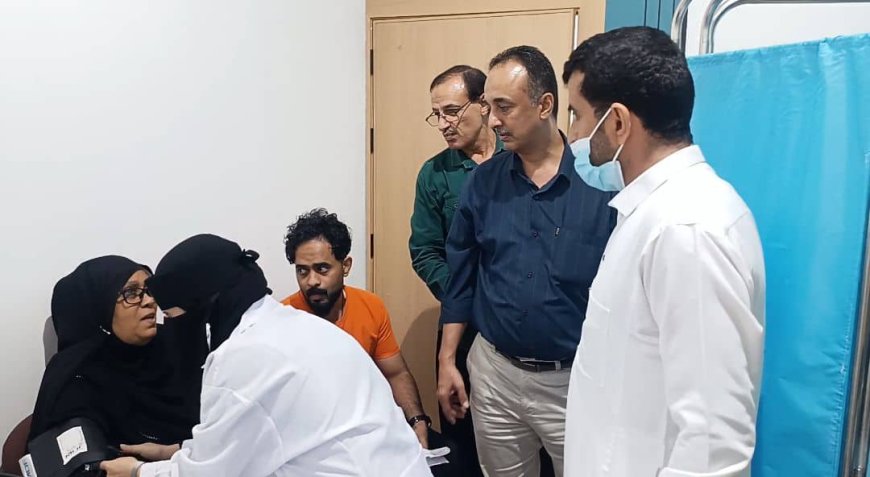 مدير عام مكتب صحة عدن يختتم المخيم الطبي المجاني لأمراض القلب والسكري وضغط الدم في مركز عدن التشخيصي