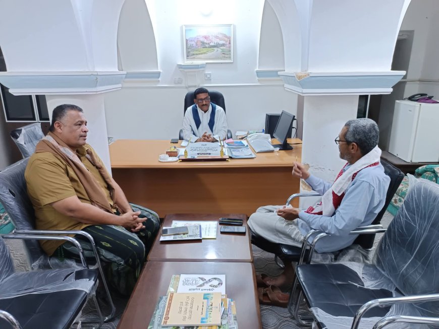 مدير عام مديرية تريم يلتقي مدير الوحدة التنفيذية لإدارة مخيمات النازحين بالوادي والصحراء