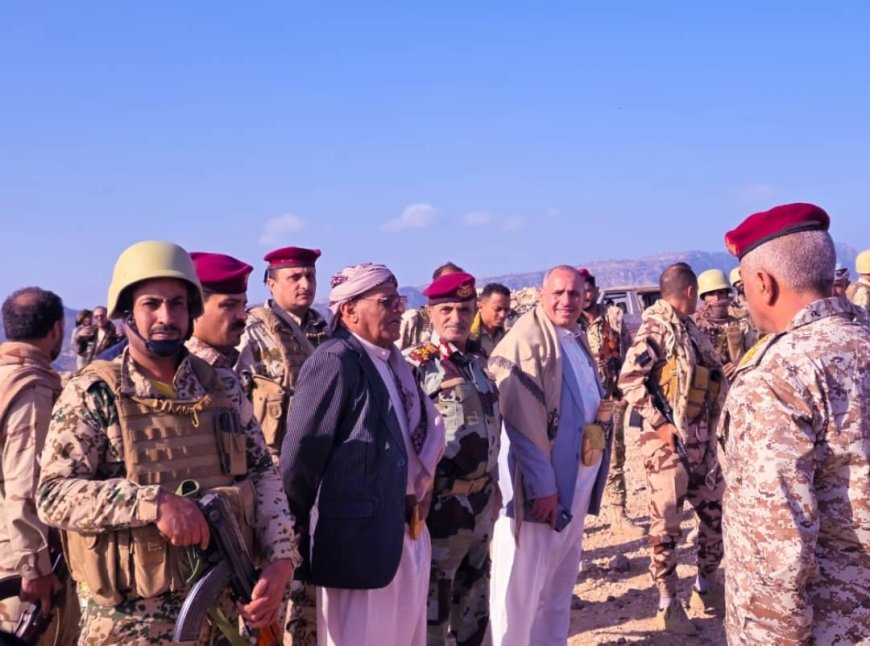 وكيلا محافظة تعز يتفقدان المرابطين في مواقع اللواء 35 مدرع