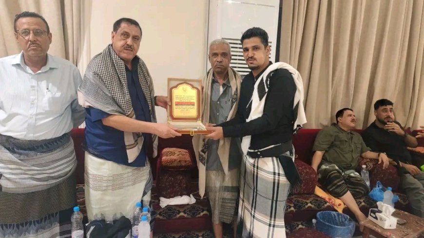 قيادات أمنية ومجتمعية تؤدي واجب العزاء في وفاة العميد وحيد عبدالوالي بعدن