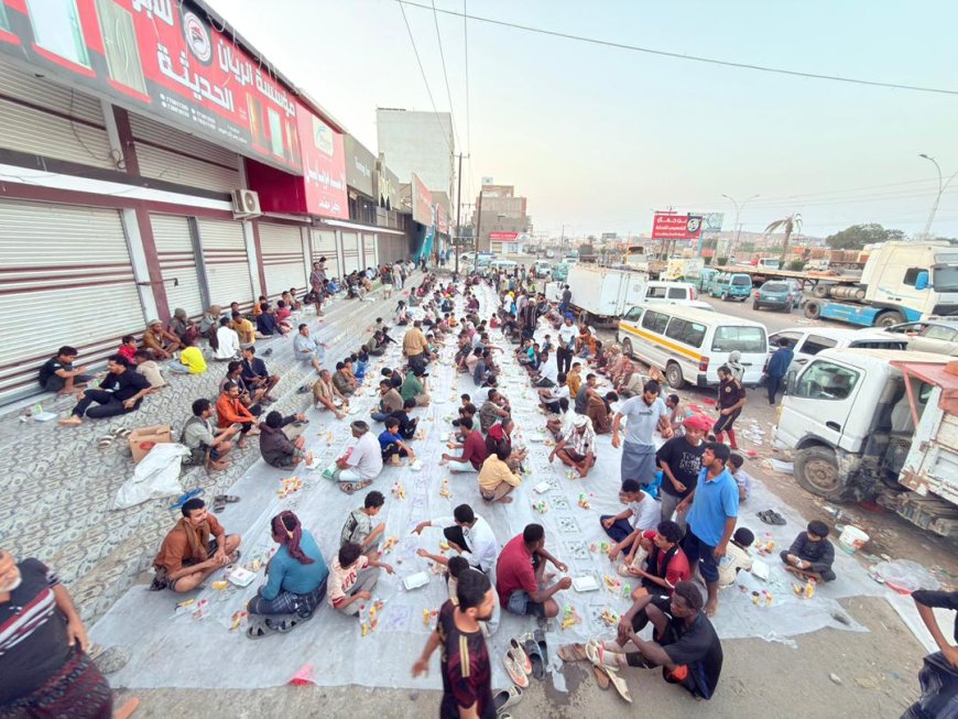 عدن.. أبناء منطقة اللحوم بمديرية دار سعد ينظمون مأدبة إفطار جماعي