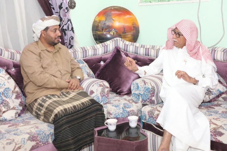 نائب رئيس مؤتمر حصرموت الجامع يزور الشخصية الأكاديمية والتربوية الدكتور صالح عرم
