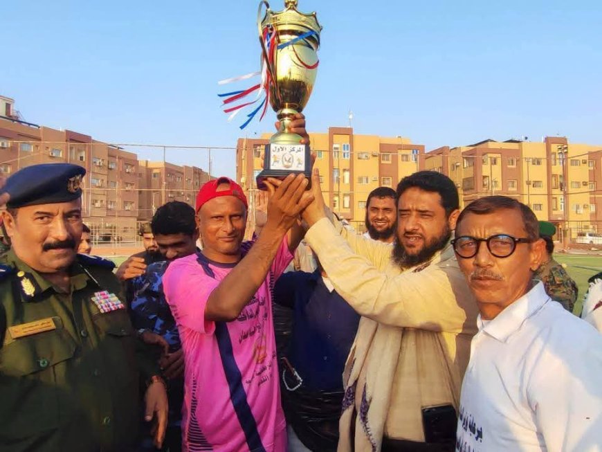 إنجاز رياضي جديد.. أمن لحج يرفع كأس البطولة الرمضانية للوحدات الأمنية