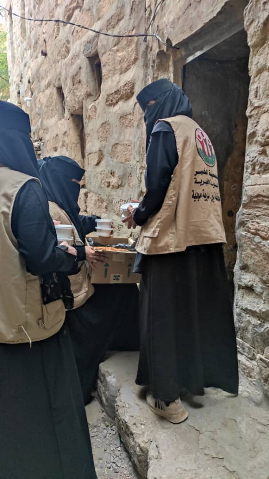 بدعم فاعل خير.. جمعية الخير النسوية بمودية توزع وجبات إفطار صائم وعشاء في عدد من مناطق المديرية