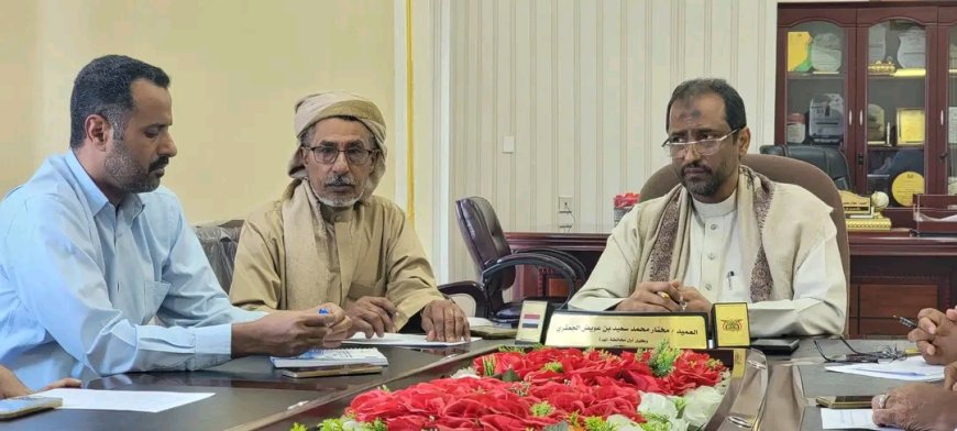 الوكيل الأول لمحافظة المهرة يترأس اجتماع لوحدة إدارة الأزمات والكوارث لمناقشة تداعيات الأوضاع الراهنة