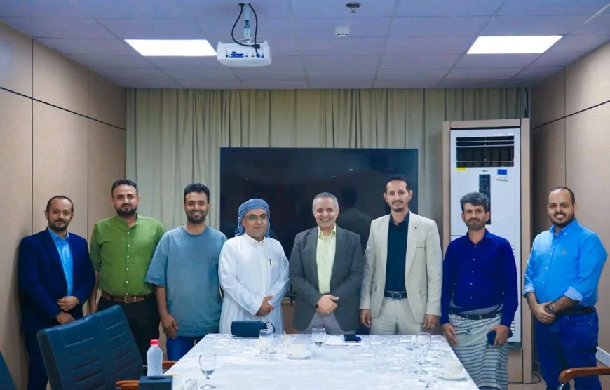 وزير الشؤون الاجتماعية والعمل يلتقي الشيخ بن جرهوم وطماح ويشيد بالمبادرات المجتمعية