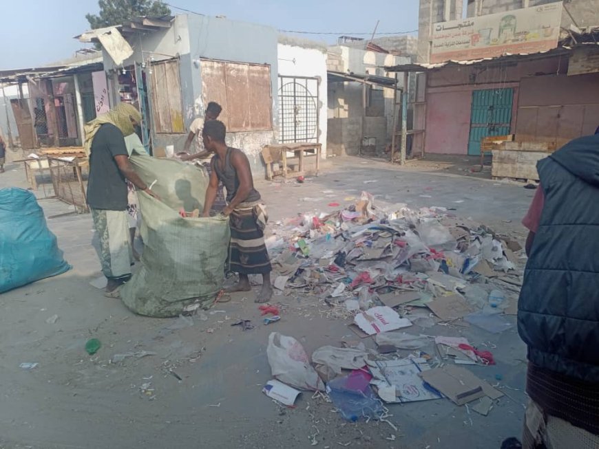 تدشين حملة نظافة لإزالة المخلفات أمام المحال التجارية بسوق النساء في أحور