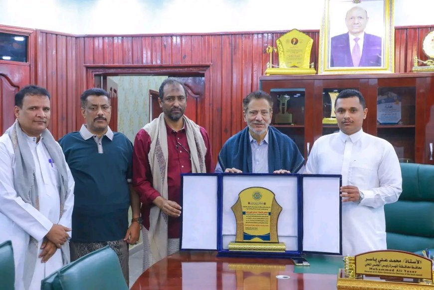 محافظ المهرة يلتقي مدير مكتب الشباب والرياضة بمديرية الغيضة ويشيد بنشاط المكتب