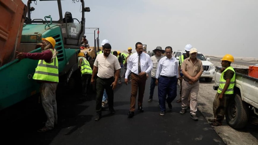 وزير الأشغال يطّلع على أعمال السفلتة في مشروع صيانة الخط الدولي (العلم – دوفس) بمحافظة أبين