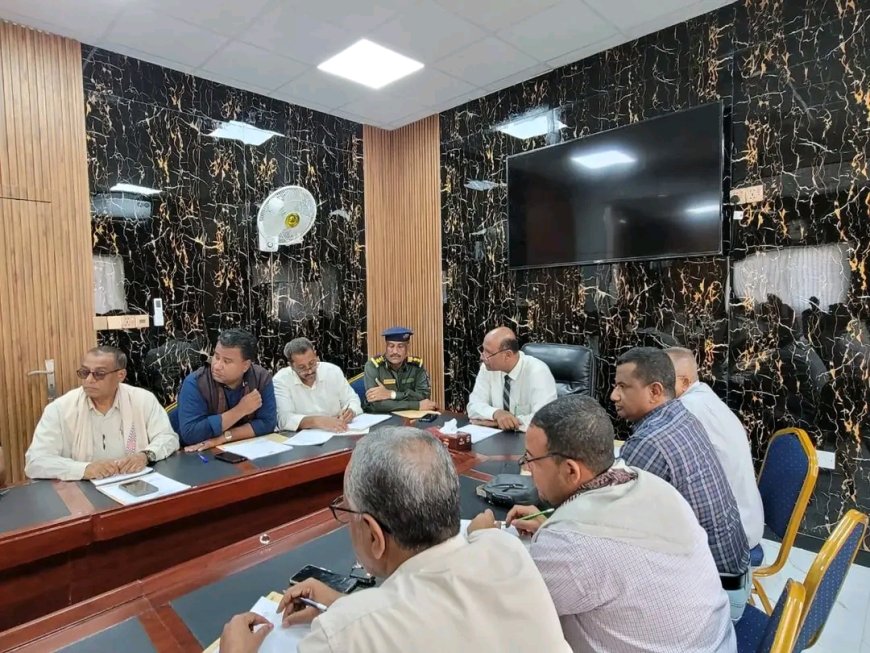 المكتب التنفيذي بمديرية مدينة المكلا يستعرض تقارير الأداء ومستويات الإنجاز في اجتماعه الدوري الثاني لعام 2026م