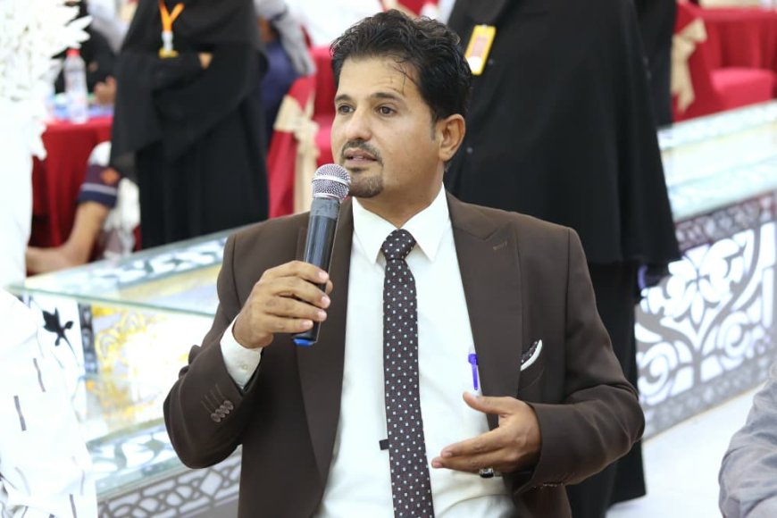 الإعلامي خالد الكابر يهنئ الدكتور باعزب بحصولة على ترقية استاذ مشارك في الإعلام