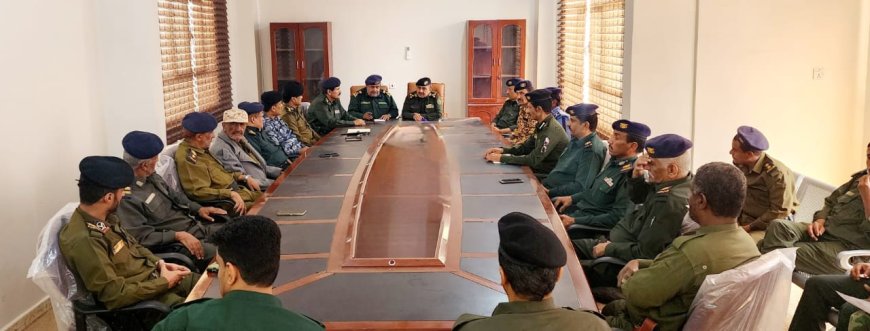مدير عام شرطة شبوة يترأس اجتماعاً أمنياً لمناقشة الخطط والتحديات الأمنية