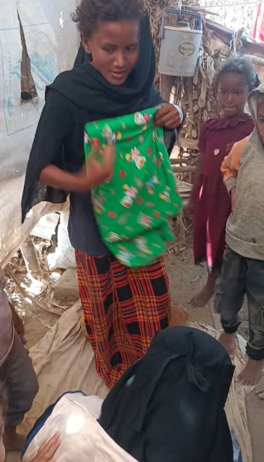 بدعم من اتحاد الجمعيات وفاعل خير .. مؤسسة الوردة توزع كسوة عيد الفطر المبارك