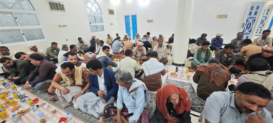 مكتب الصحة والسكان في غيل بن يمين يقيم مأدبة إفطار ويكرم الرعيل الأول من كوادره الصحية