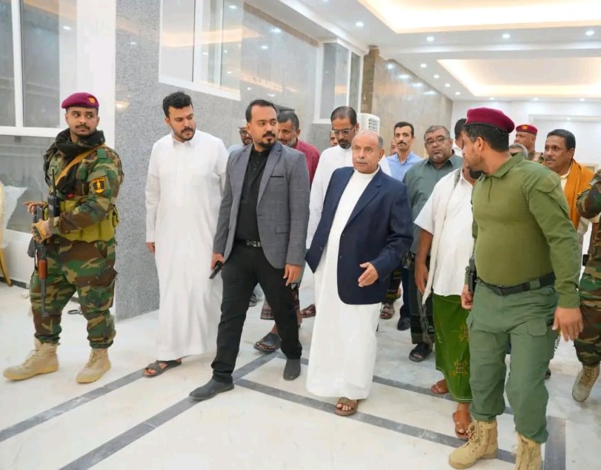 عضو مجلس القيادة الخنبشي يتفقد أعمال صيانة وترميم القصر الجمهوري بمدينة المكلا