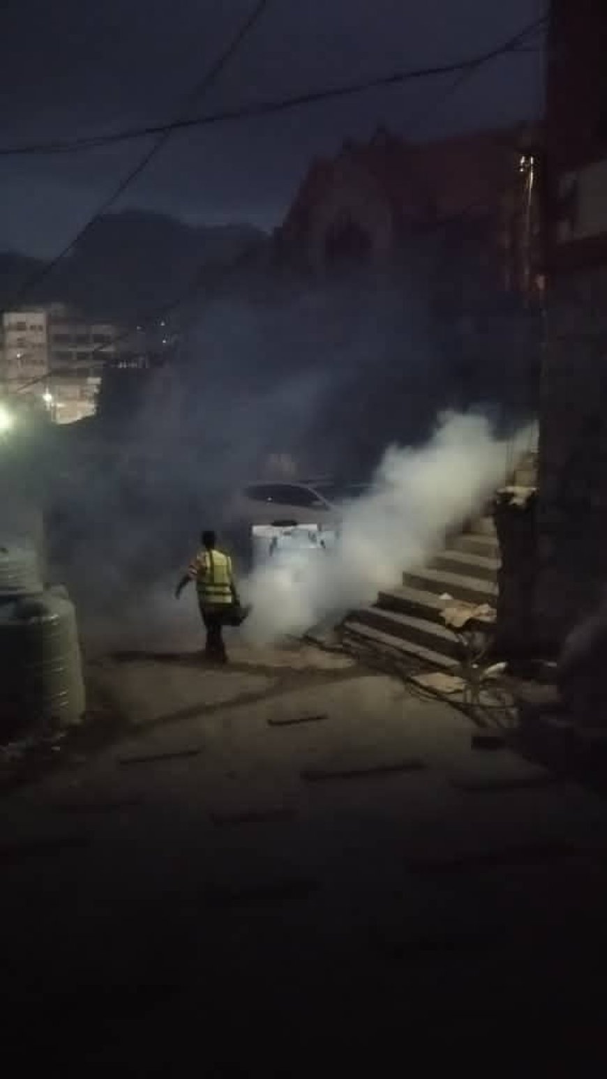 استمرار حملة الرش الضبابي لمكافحة البعوض بمديرية صيرة بالعاصمة عدن