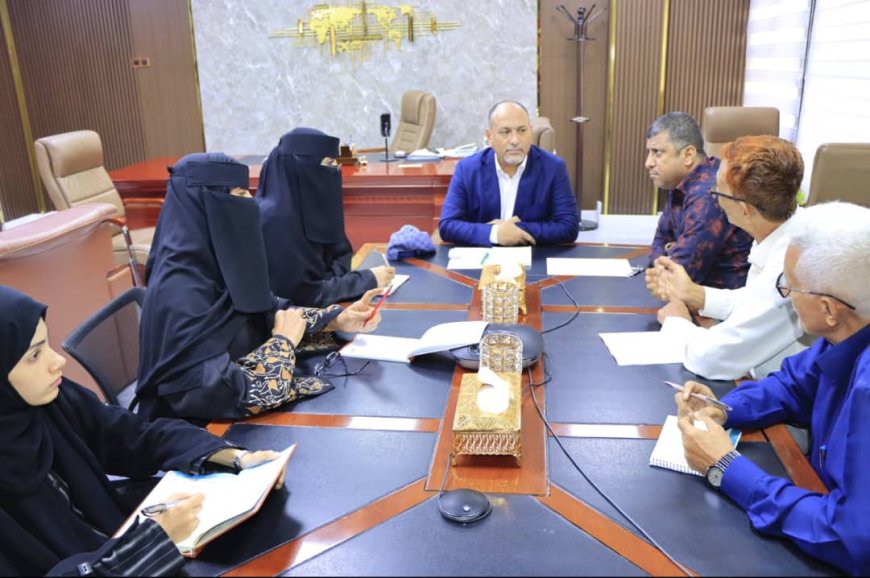 نائب وزير الصناعة يؤكد استقرار الأسواق وتوفر السلع الغذائية ويشدد على تسهيل إجراءات دخول الشحنات