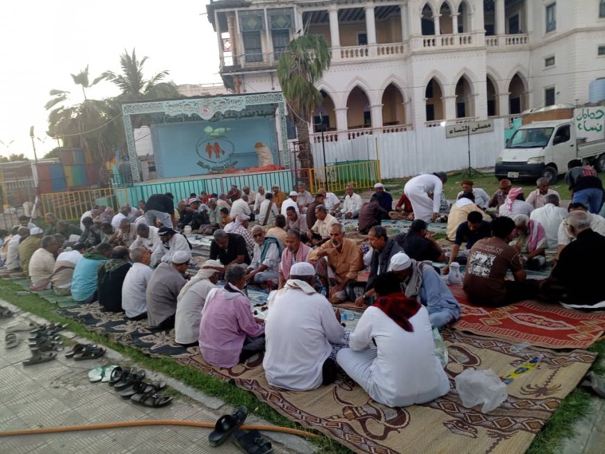 ​خريجو ثانوية المكلا (الدفعة الـ15) يحيون تقليدهم السنوي بمأدبة إفطار تجمع الأجيال بالوفاء
