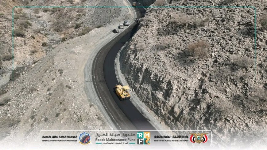 تواصل أعمال سفلتة طريق الشهيد أبو اليمامة ضمن مشروع التدخل الطارئ