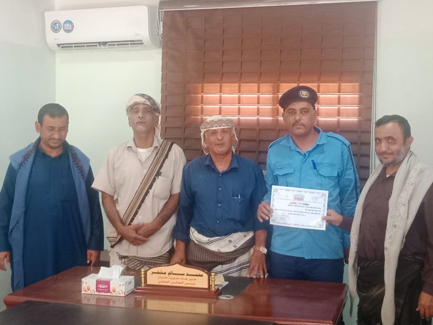 السلطة المحلية بمديرية حبان تكرّم مسؤول شرطة السير سعيد ناصر باحاج تقديراً لجهوده في تنظيم الحركة المرورية